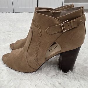 Unisa- Unmalaniee Brown Ankle Booties. Size 9.5